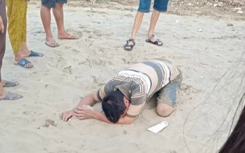 Thanh Hóa: Cùng bố đi tắm biển, hai chị em đuối nước thương tâm