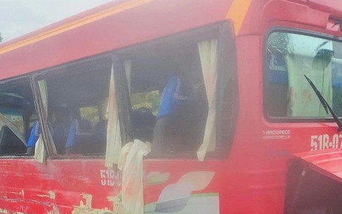 Hai xe khách va chạm, 6 người thương vong