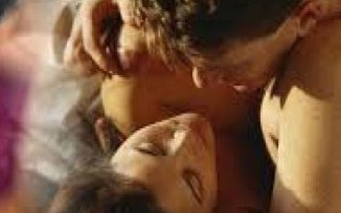 Chàng đặt nụ hôn vào đây, chứng tỏ rất yêu nàng!