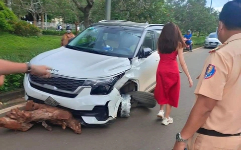 Kinh hãi nữ tài xế lái xe ô tô rụng bánh chạy 10km sau va chạm