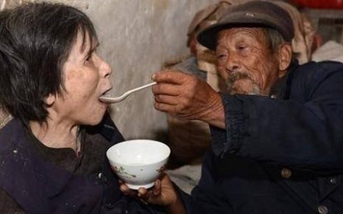 Người đàn ông chăm vợ suốt 47 năm: Chỉ cần ở bên nhau là hạnh phúc