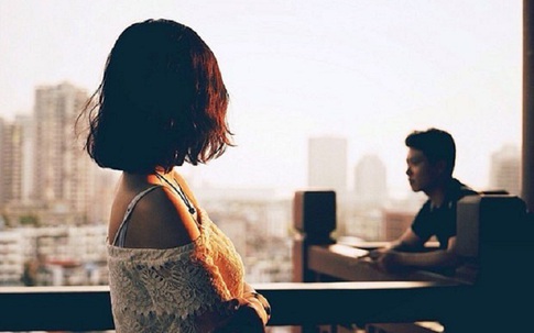 Nửa đêm thấy chồng ra ban công, tôi thấp thỏm hỏi han thì anh nghẹn giọng thú nhận một chuyện đã rồi