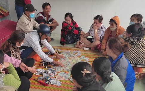 14 phụ nữ đánh bạc trong khu nhà mồ