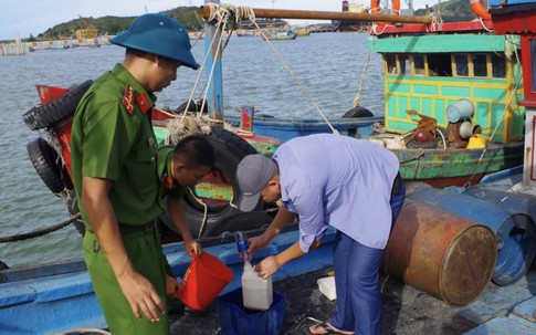 Phát hiện, bắt giữ 2 tàu cá chở 7. 000 lít dầu lậu trên biển