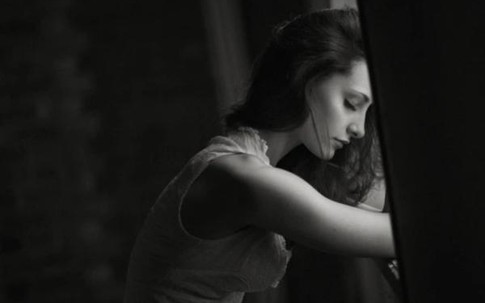 Bắt quả tang vợ ngoại tình, chồng nói điều khiến tôi lạnh sống lưng