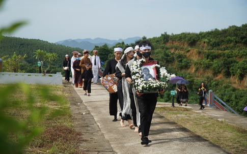 Dàn nghệ sĩ "Gặp nhau cuối tuần", người thân khóc nghẹn tiễn biệt Giang Còi