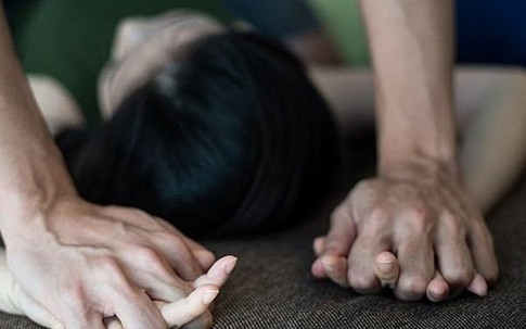 Khởi tố đối tượng hiếp dâm phụ nữ trên đường vắng 