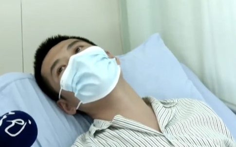 Người đàn ông nôn ra máu sau khi uống nước lạnh, bác sĩ cảnh báo nguy hiểm từ thói quen của nhiều người trong những ngày nắng nóng