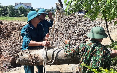 Hà Tĩnh: Phát hiện quả bom trong lúc cải tạo giếng dân sinh