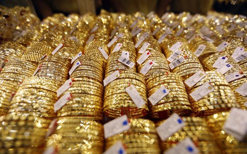 Giá vàng hôm nay tiếp tục đi xuống, có nên bán tháo?