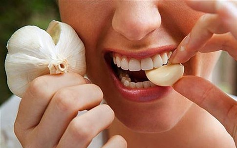 Tỏi lại gây tranh cãi, liệu nó gây hay chống ung thư? Nên ăn tỏi như thế nào và 7 mẹo để phòng ngừa bệnh này