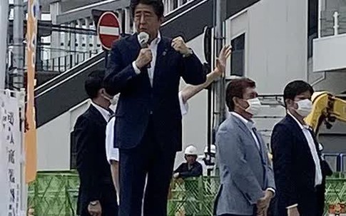 Viên đạn bắn cựu Thủ tướng Abe Shinzo "xuyên trúng tim"