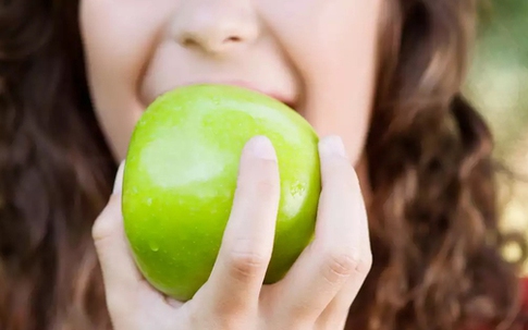Ăn một quả táo xanh khi đói, cơ thể nhận được 10 lợi ích, phụ nữ sau tuổi 50 sẽ trẻ lâu