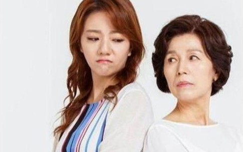 Mẹ đẻ mang quà quê lên biếu thông gia, thái độ của nhà chồng khiến tôi tức nghẹn