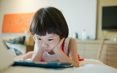Những đứa trẻ "nghiện" điện thoại, cơ thể thường sẽ có 4 thay đổi đáng sợ, cha mẹ tuyệt đối đừng xem nhẹ!
