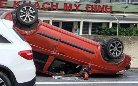 Ô tô "phơi bụng" ở đường trên cao sau cú đâm va với xe tải