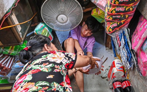 Chuyện đời buồn của gia đình ba thế hệ sống trong căn nhà 6m2 ở Hà Nội