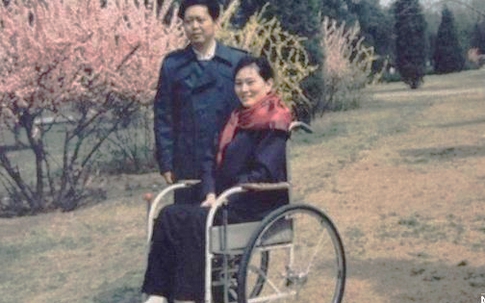 Vợ bị liệt sau 5 ngày cưới, nam phi công chăm sóc tận tụy suốt 41 năm
