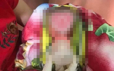 Bé trai sơ sinh còn nguyên dây rốn bị bỏ rơi