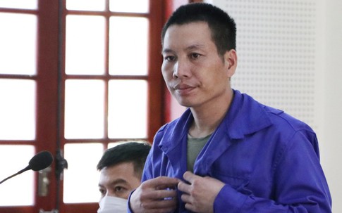 "Nếu bắt được ma túy trên người, bị cáo cởi áo cho bắn ngay!"