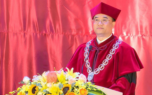 Đại học Kinh tế lên tiếng về hình ảnh hiệu trưởng cầm quyền trượng trong lễ tốt nghiệp gây xôn xao