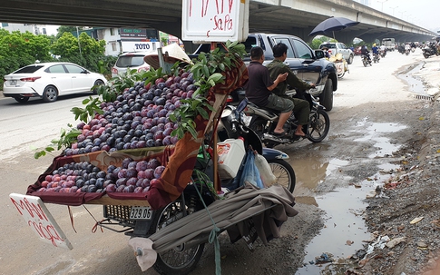 Hàng rong bày bán la liệt như họp chợ trên tuyến đường đông đúc bậc nhất Thủ đô