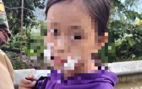 Bé gái bán trái cây bên đường bị kẻ xấu cướp tiền