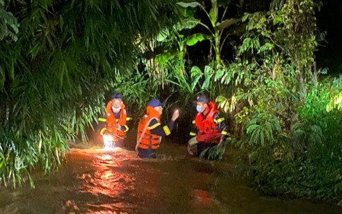 Hai mẹ con bị nước cuốn trên đường đi rẫy về, bé trai 7 tuổi tử vong