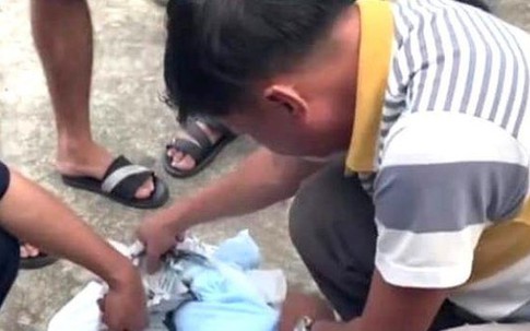 Phát hiện bé trai sơ sinh tử vong bị bỏ rơi trước cổng bệnh viện