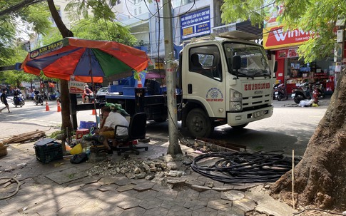 Hải Phòng: Nhiều học sinh mầm non hoảng sợ vì cột điện gần trường bất ngờ gãy đổ