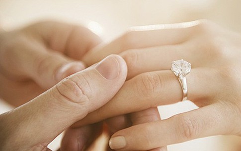 Đám cưới chỉ có hai người, họ hàng không ai dám đến vì cách thức tổ chức gây sốc của cô dâu chú rể