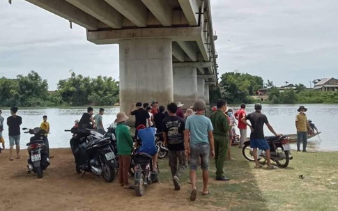 Tìm kiếm nam thanh niên nghi nhảy cầu Hiền Lương trong đêm