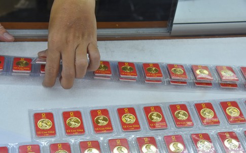 Vàng tăng giá vọt lên đỉnh, giá trong nước giảm nhưng vẫn cao hơn vàng thế giới gần 19 triệu đồng/lượng