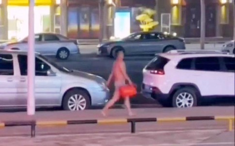 Cãi nhau với bạn gái, người đàn ông làm điều lạ lùng giữa phố