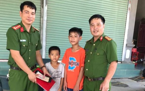 Nhặt được ví tiền, 3 học sinh tiểu học đến nhờ công an tìm người trả lại