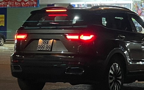 Xe ô tô biển ngũ quý 9 giả tham gia giao thông trên đường phố Hà Tĩnh