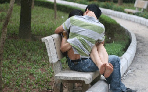 Cúi gầm mặt "câm nín" khi bị bố vợ tương lai bắt quả tang trăng hoa ở trong công viên