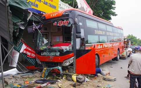 Thanh Hoá: Ô tô khách đâm loạt xe máy khiến 4 người thương vong