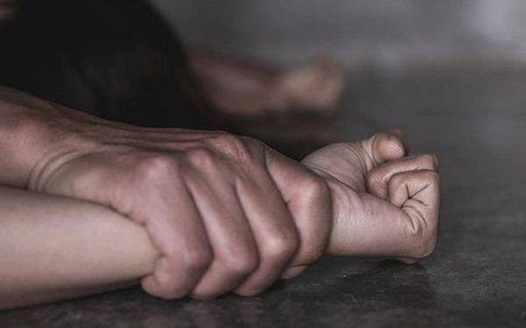 Chồng đi làm cách nhà 1000km, em trai ở nhà biến chị dâu thành công cụ tình dục