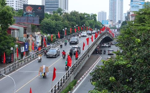 Đường phố Hà Nội rực rỡ sắc đỏ màu cờ Tổ quốc chào mừng Ngày Quốc khánh 2/9