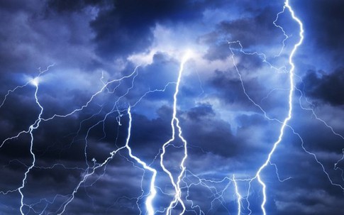 Nam thanh niên Hải Dương bị sét đánh tử vong khi đang đi trên đường