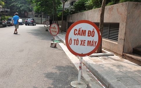 Các "tuyệt chiêu" chống đỗ xe có 1 không 2 trên đường phố Hà Nội