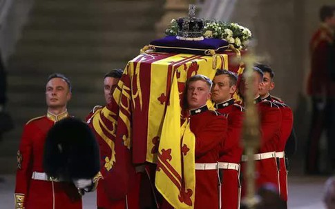 Lễ viếng Nữ hoàng Anh Elizabeth II kéo dài 4 ngày, đám đông xếp hàng dài 4 km để chờ viếng