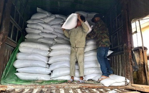 Trưởng thôn “ăn chặn” gần 5 tấn gạo của dân để nấu rượu