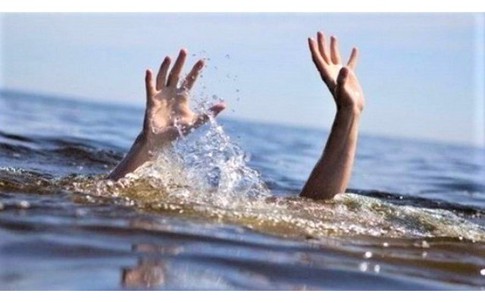Nghệ An: 4 học sinh rủ nhau tắm biển, 2 em mất tích