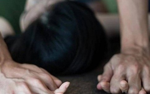 Bị họ hàng của chủ homestay lẻn vào hiếp dâm khi đang ngủ