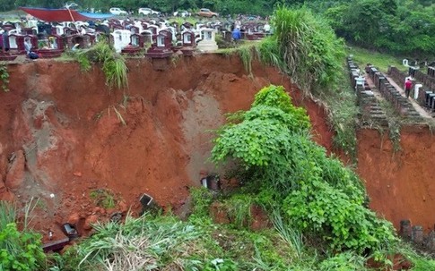 Sạt lở ở nghĩa trang, 30 ngôi mộ bị vùi lấp