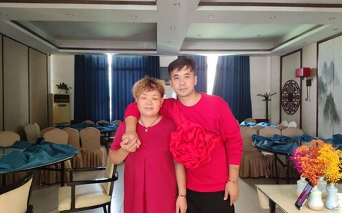 Cuộc đoàn tụ đẫm nước mắt của chàng trai mất tích bị trao qua 3 gia đình