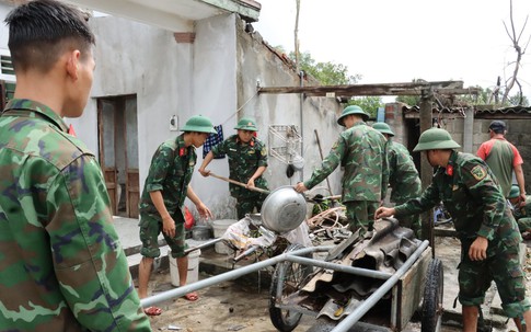 Ấm lòng hình ảnh bộ đội tất bật giúp dân khắc phục hậu quả bão Noru 