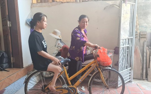 Nữ sinh liệt hai chân từ lớp học tình thương đến giảng đường đại học